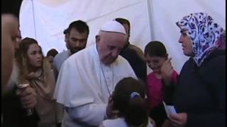 ⁣El llanto de esta niña refugiada en Lesbos conmueve al Papa
