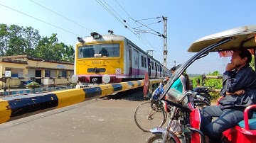 Public Are waiting : Colorful Single windshield Emu Local Speedy Crossing Through Out Railgate