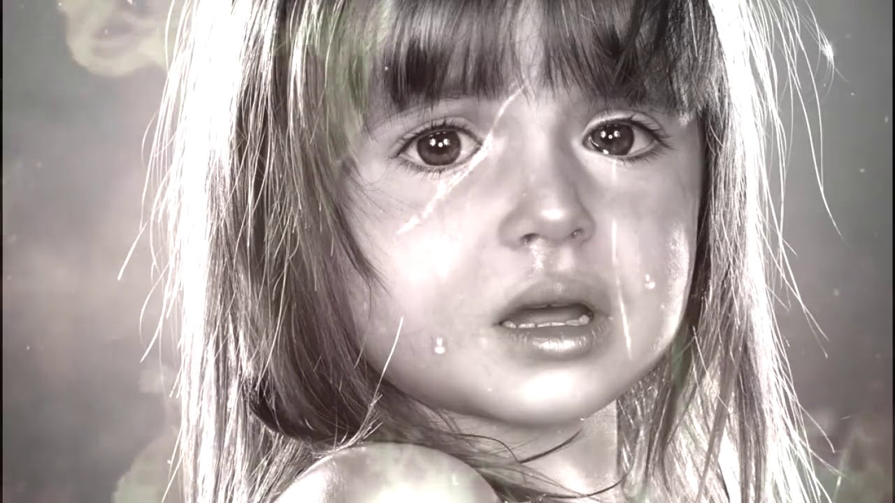 Испугалась плачу. Слезы ребенка. Маленькая девочка плачет. Испуганная маленькая девочка. Испуганные глаза девочки.