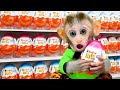 Monkey baby fait du shopping pour kinder joy egg store et mange du chocolat avec un chiot