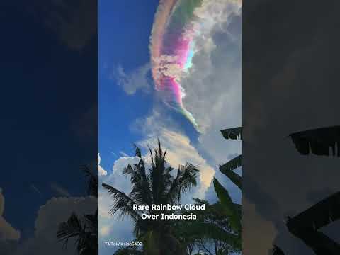 This Rare Rainbow Cloud Stunned Millions