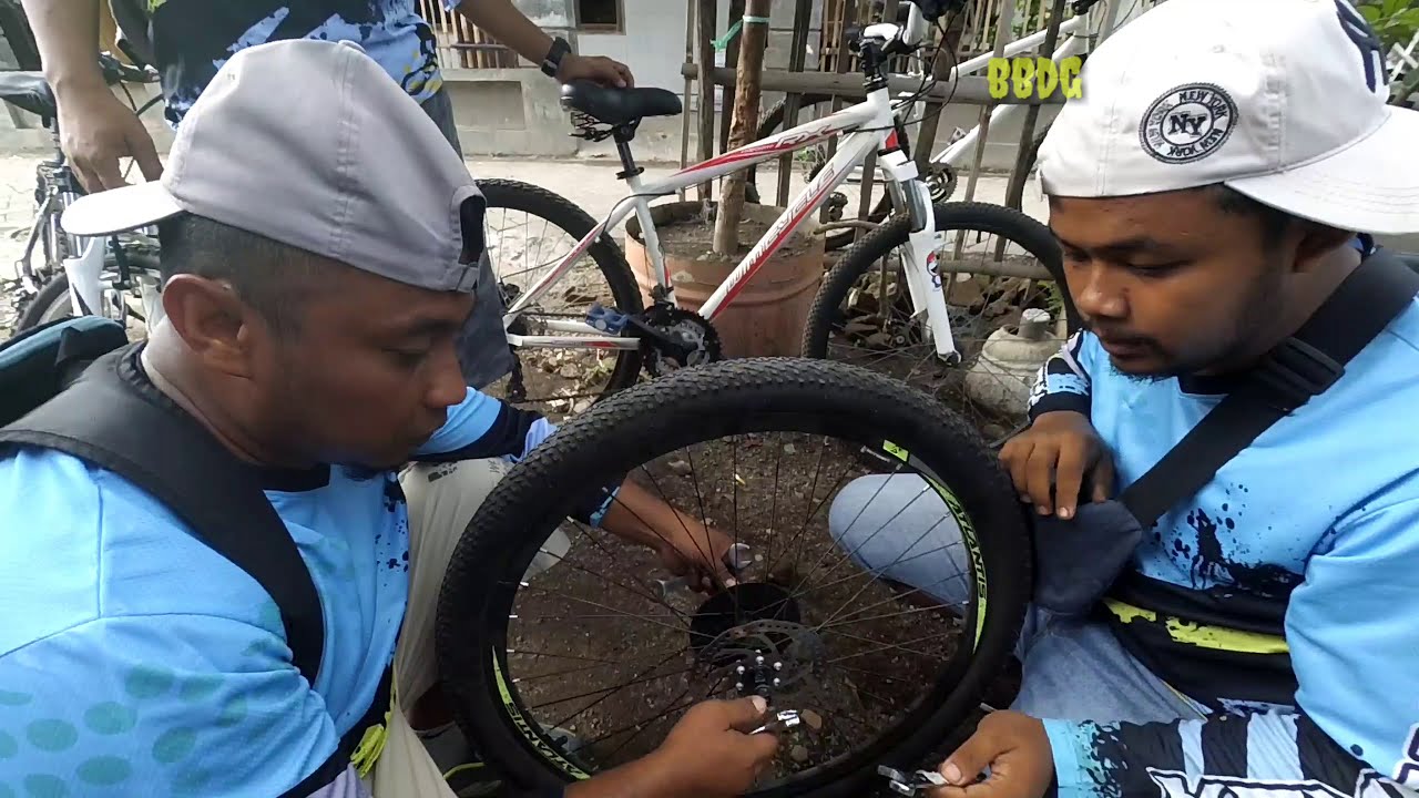 Cara memperbaiki ban sepeda yang OBLAK / GOYANG 
