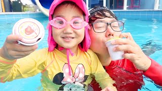 宝蓝的水上樂園滑梯 游泳冰淇淋挑戰！親子互動遊戲 短劇 旅行