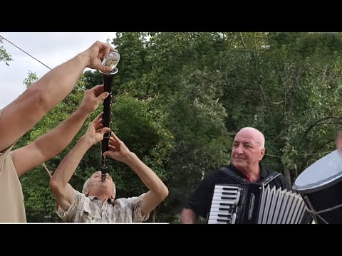 სიკოვიჩი კლარნეტიდან ღვინოს სვამს და მერე უკრავს