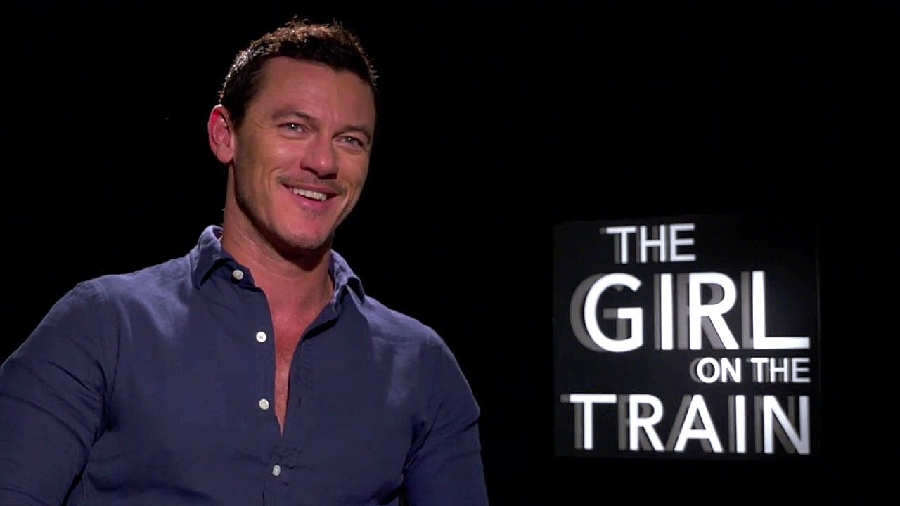 Luke Evans Sings His Favorite Line From Gastons Song Beauty And The Beast 2017