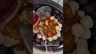 3-Ingredient Crockpot Holiday MeatballsI #christmasdinner