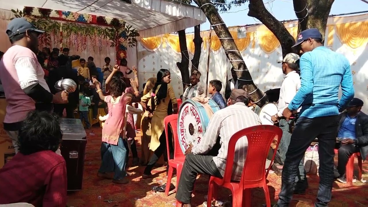 नजरिया से दूरी रहे हो लाई जावे मोहनिया दर बैंड बाजा देखो क्या मजा है 