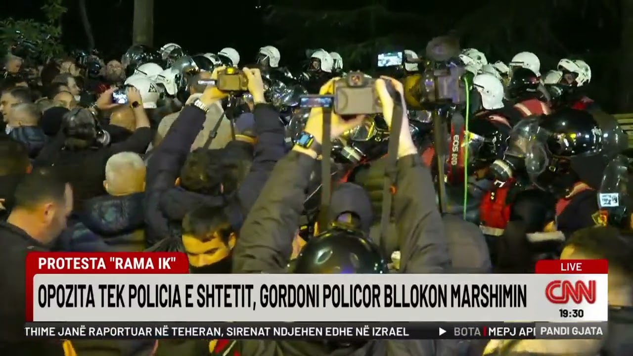 Çahet kordoni i policisë, autobotët me ujë shpërndajnë protestuesit