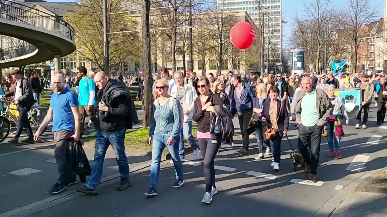 New Update Düsseldorf Demo 26.3.23 Der Ganze Aufzug am Anfang.