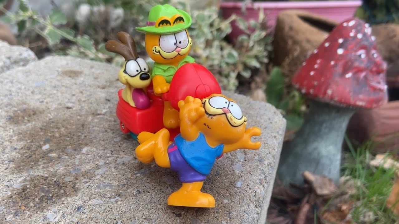 New Retro McDonald's Happy Meal Garfield retro 80s quick look