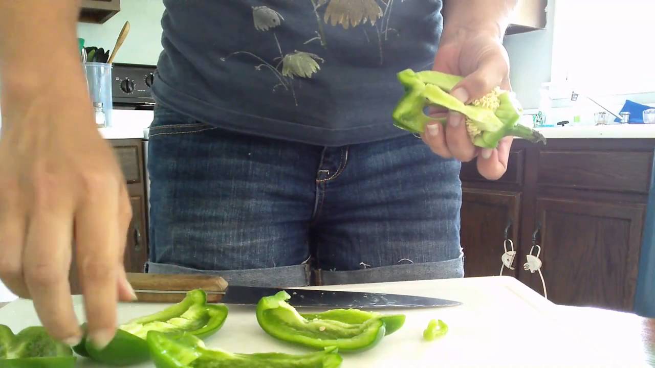 Cutting a bell pepper quickly, easily and with little waste. - YouTube