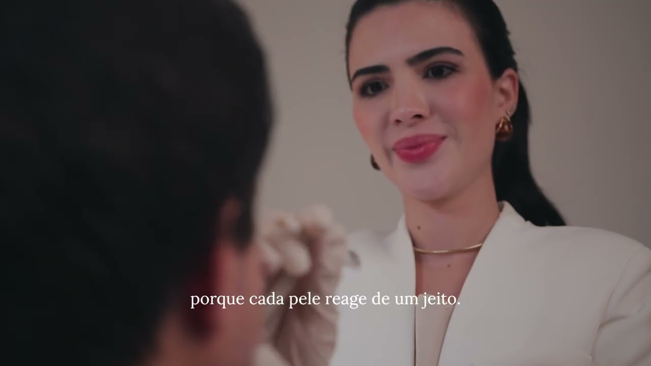 Dra. Lara Mesquita, dermatologista em Ipanema, atendendo no consultório