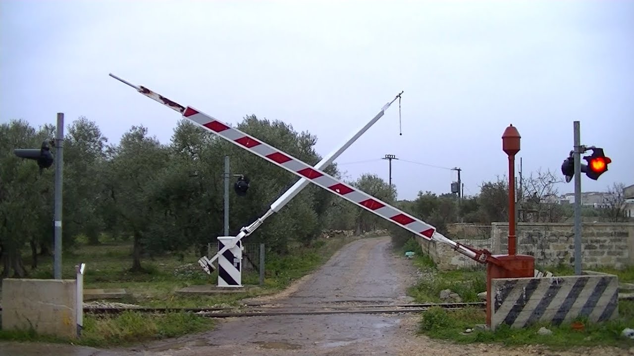 Spoorwegovergang Binetto (I) // Railroad crossing // Passaggio a livello