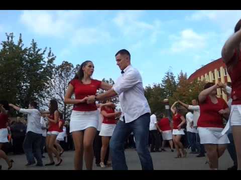 Dolce Dance Békéscsabai Kolbászfesztivál Szabadvezetés Salsa - YouTube