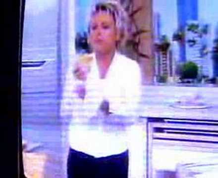 Ana Maria Braga derruba forma na cozinha