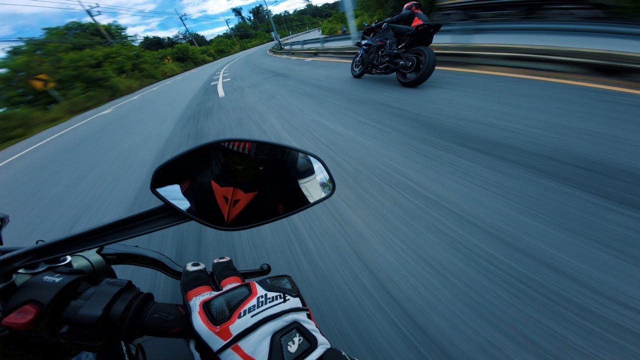 Ducati Streetfighter V4S chasing the BMW S1000RR... (3)