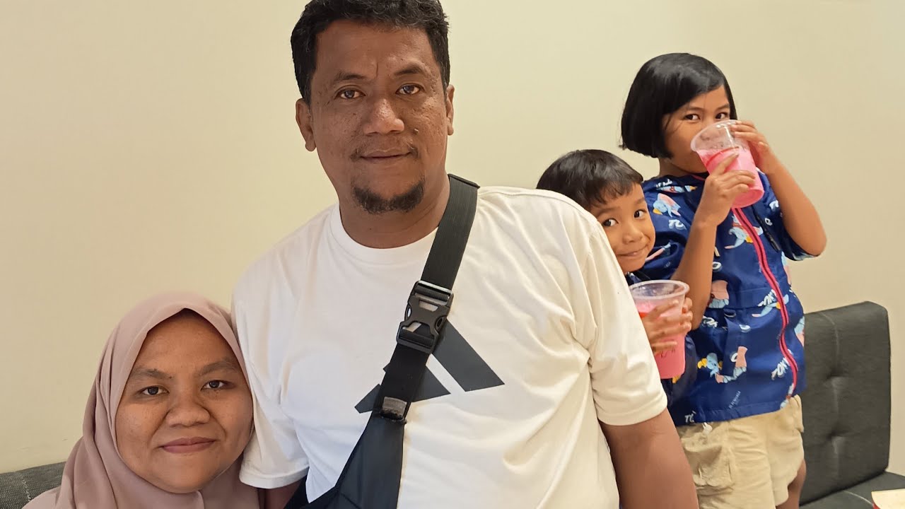 berbelanja bersama keluarga