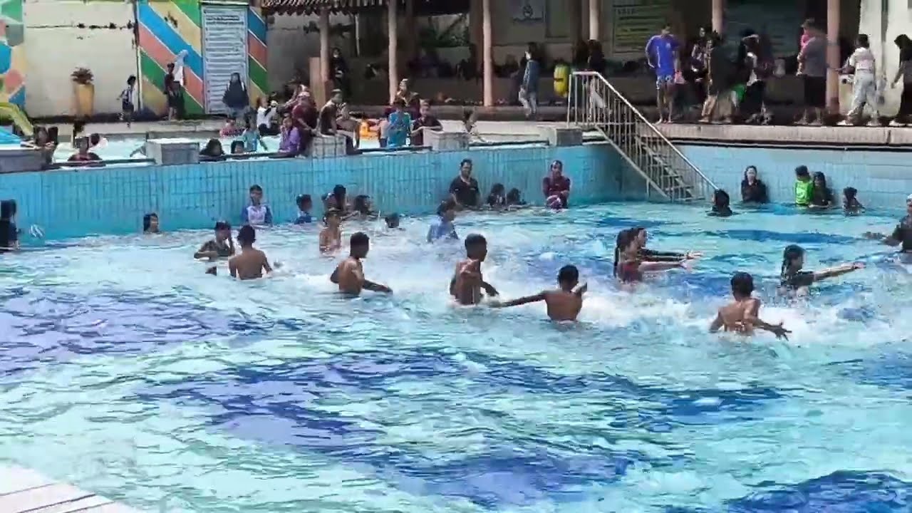 Antusiasme anak anak sekolah mengisi liburan sekolah di kolam renang kalitaman Salatiga