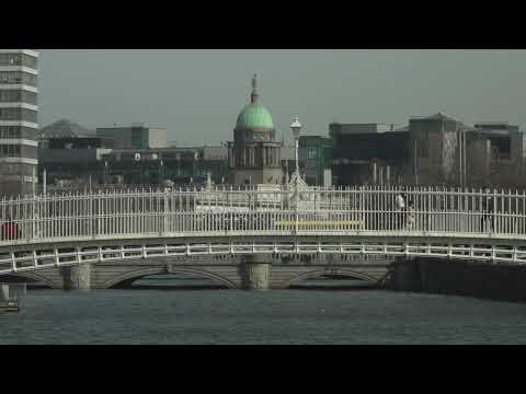 Video: En guide till Ha'Penny Bridge i Dublin, Irland
