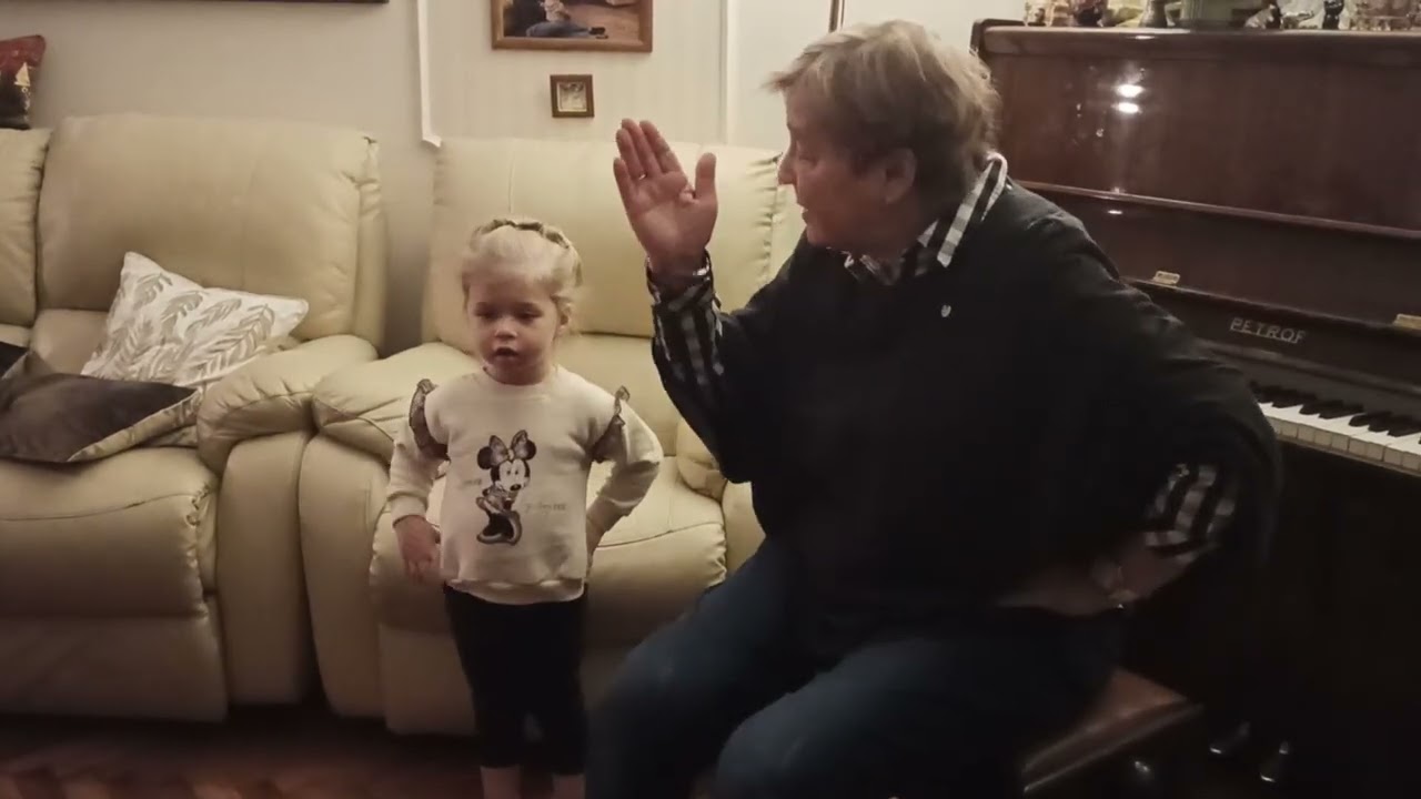 Ниночка 3 года. Самые первые шаги. Поём с правильными длительностями