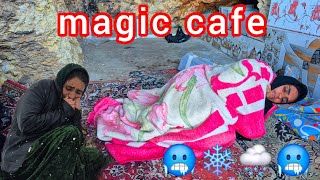 Download Lagu Een dromerig toevluchtsoord in de ijskoud: hoe een magische grot een dakloze moeder redde. MP3