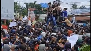 Unjuk Rasa Tolak Omnibus Law di Kantor DPRD Batu Bara Berakhir Bentrok Unjuk Rasa Tolak Omnibus Law di Kantor DPRD Batu Bara Berakhir Bentrok