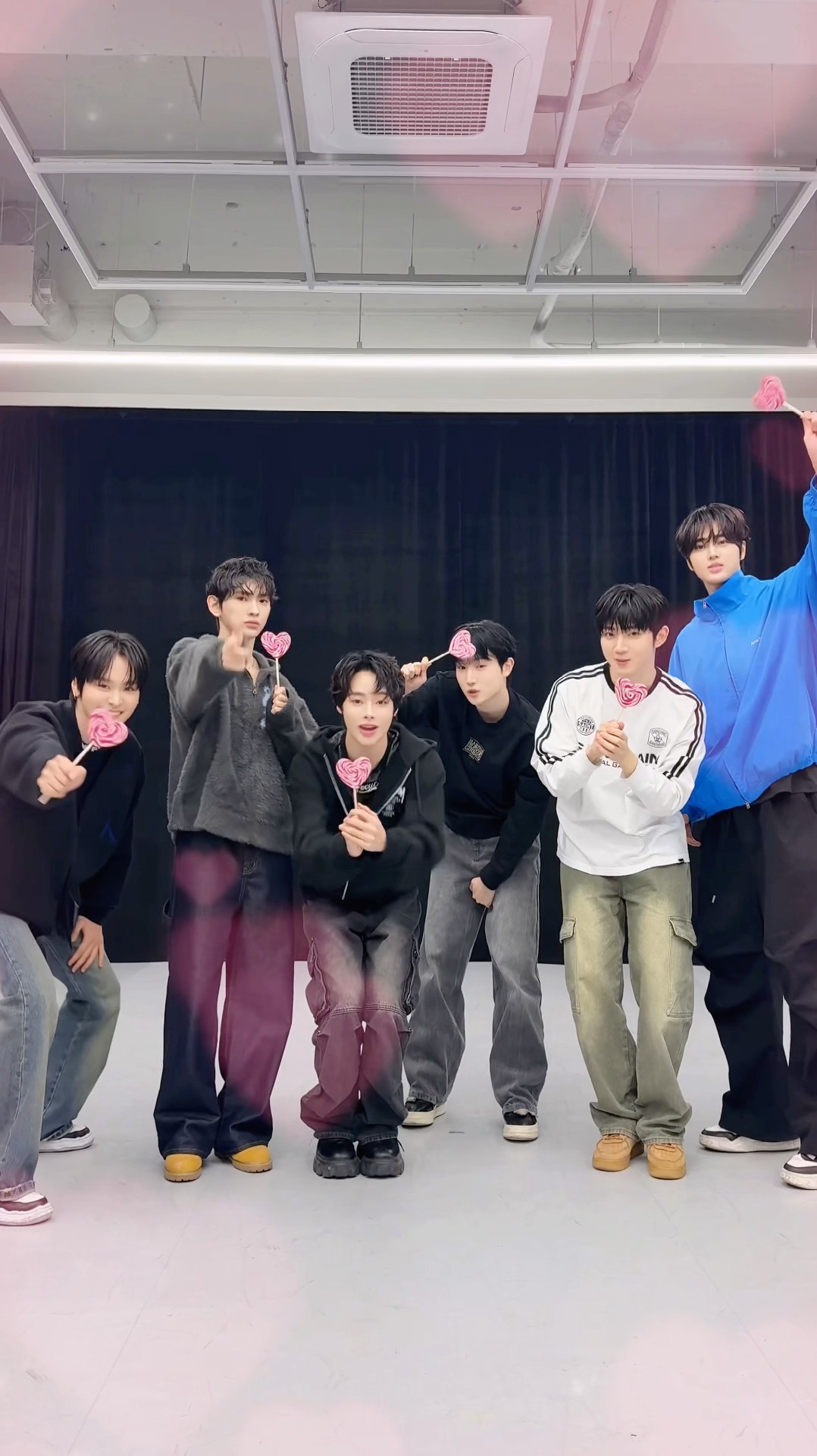 Kissing you oh my love! 🍭 #TEMPEST #템페스트 #HappyWhiteday - YouTube