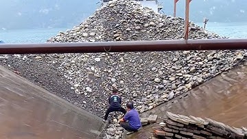 Barge unloading river sand and cobblestone - Relaxing video, relaxing flow - Vlog of work on barge