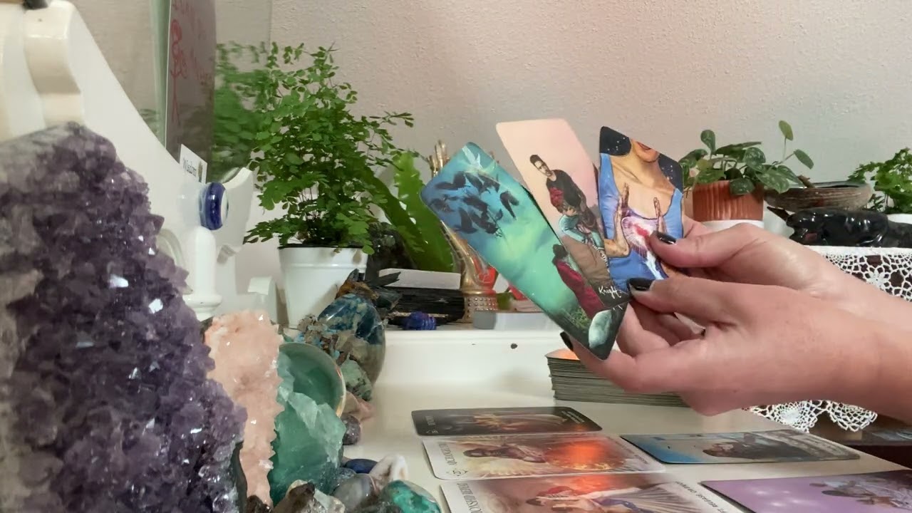 Этот мастер подземелий притворяется стоиком, пытаясь сдержать сильную страсть, которую он к вам и...