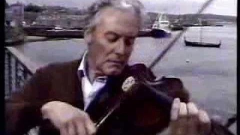 Shetland fiddle :Willie Hunter plays "The Cape Bre...
