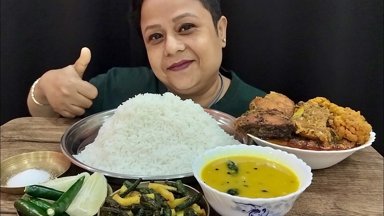 Bengali comfort food. Daal, bhaja, fulkopi alu diye maacher jhol❤