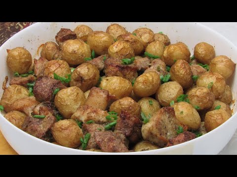 Молодой КАРТОФЕЛЬ и МЯСО в духовке! Вкуснее не придумаешь и готовиться ОЧЕНЬ ПРОСТО!