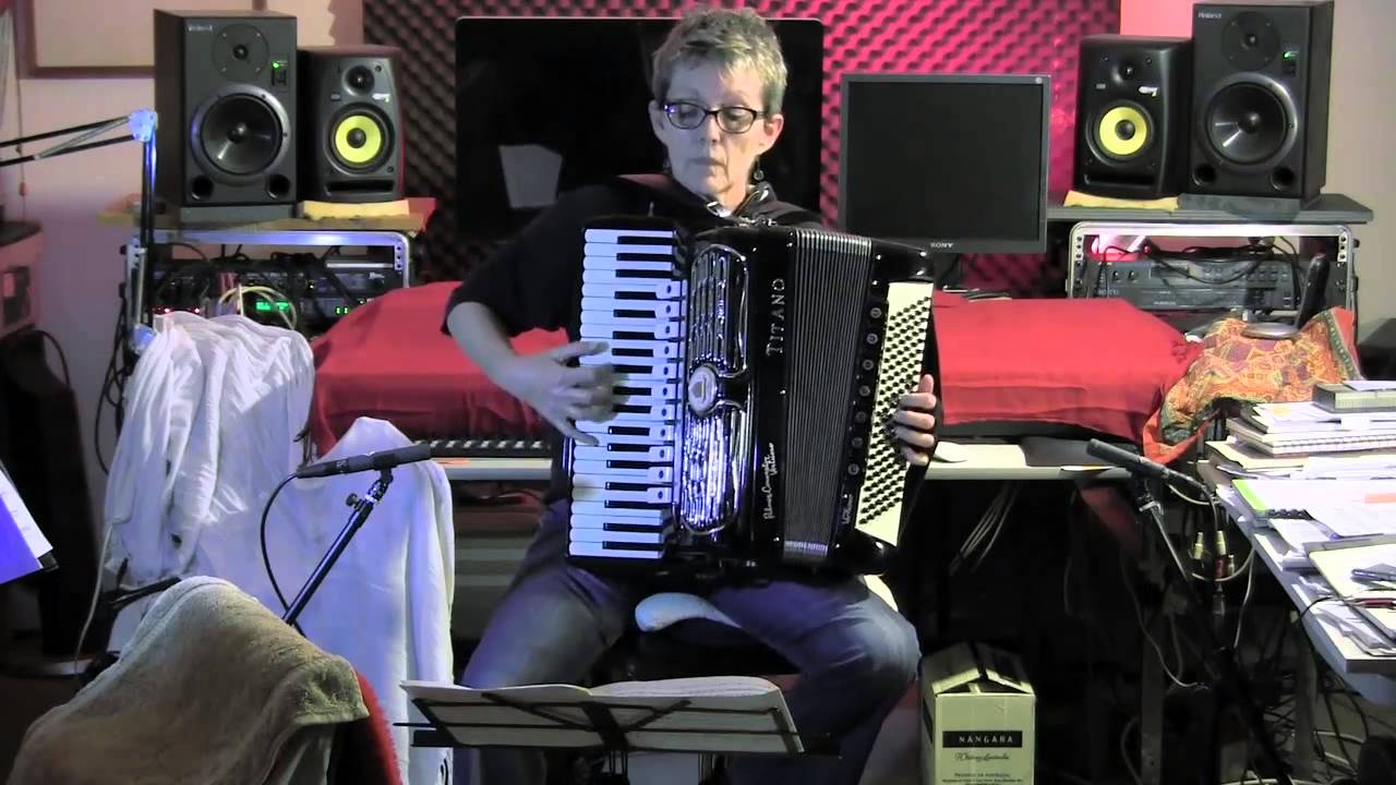 Clementi Sonatina Op 36 Nr 1 - Andante - Cathie Travers, accordion