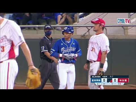 09/28 富邦 VS 味全 一局上，蔣少宏抓到要盜壘的王正棠，形成變相的三上三下