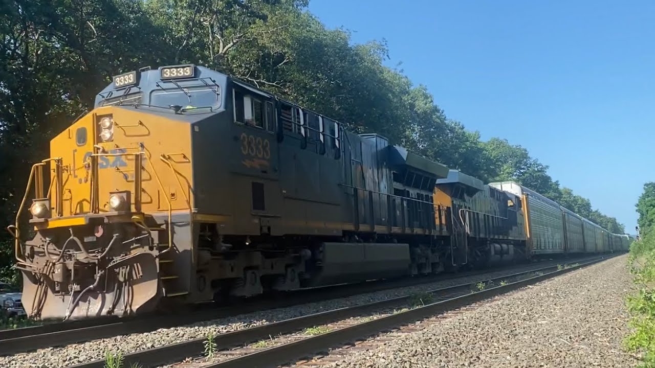 CSX 3333 and 3012 lead a decent sized M264 with lots of fallen flags ...