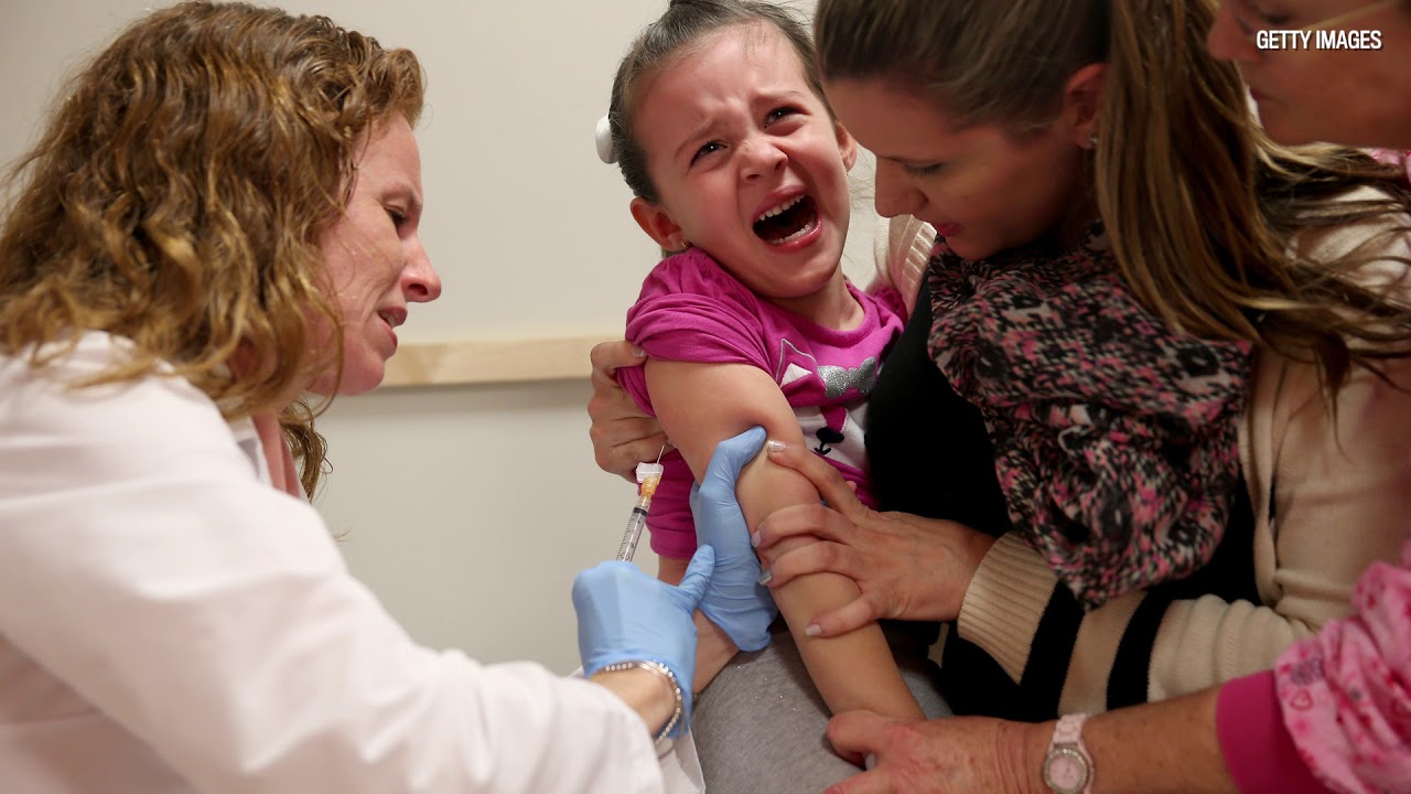 Прививки дети плачут. Прививки детям. Дети на прививке. Прививка малышу. Испытание вакцины на детях.