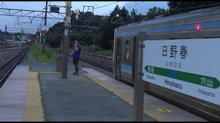 夕方の日野春駅で特急列車通過待ち停車をしている中央本線上り211系