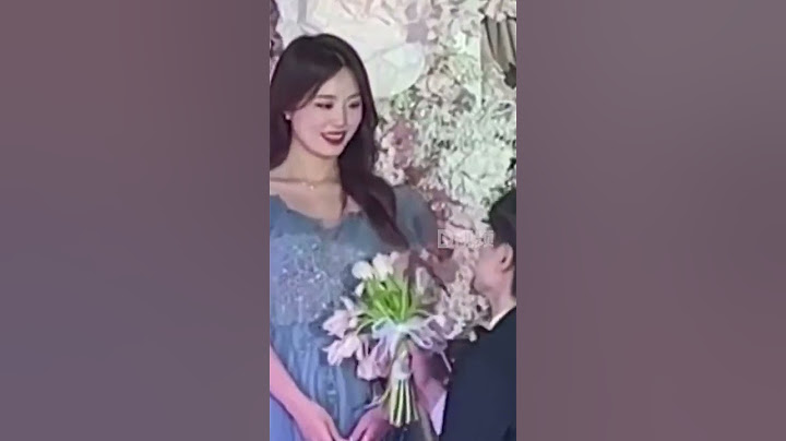 伴郎接住新娘手捧花向伴娘求婚婚禮現場新娘扔出手捧花，只見身后一位伴郎飛撲接過，轉身走向身為伴娘的女友，單膝跪地向女友求婚，現場直接沸騰。浙江dou知道