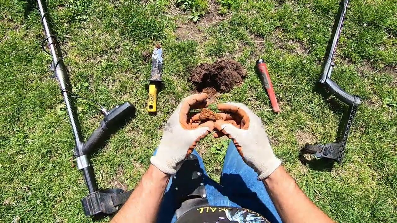 LIVE DIG ACTION!! Jewelry in the soccer field with the XP Deus 2 and Nokta Legend.