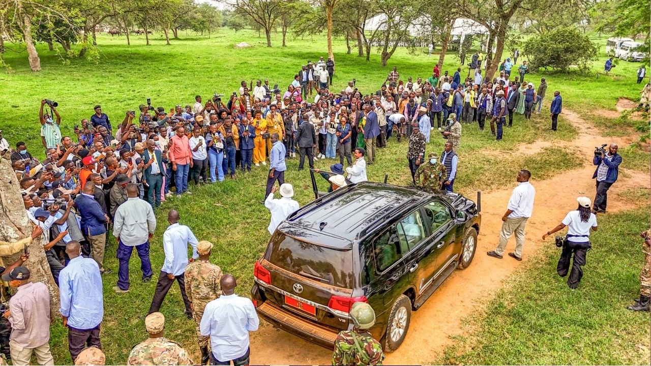Museveni takes bloggers around his Kisozi farm, revealing how he harvests money from the cows #m7