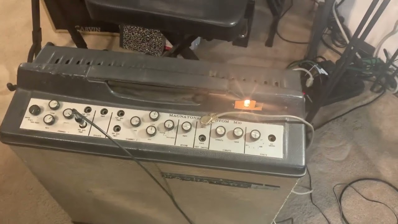 Vintage Magnatone M10-A tube amp w/ real vibrato - YouTube
