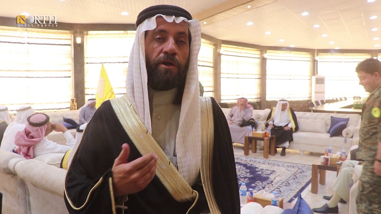 شيخ عشيرة يهدي عباءة عربية للقائد العام لقوات سوريا الديمقراطية مظلوم عبدي – نورث برس