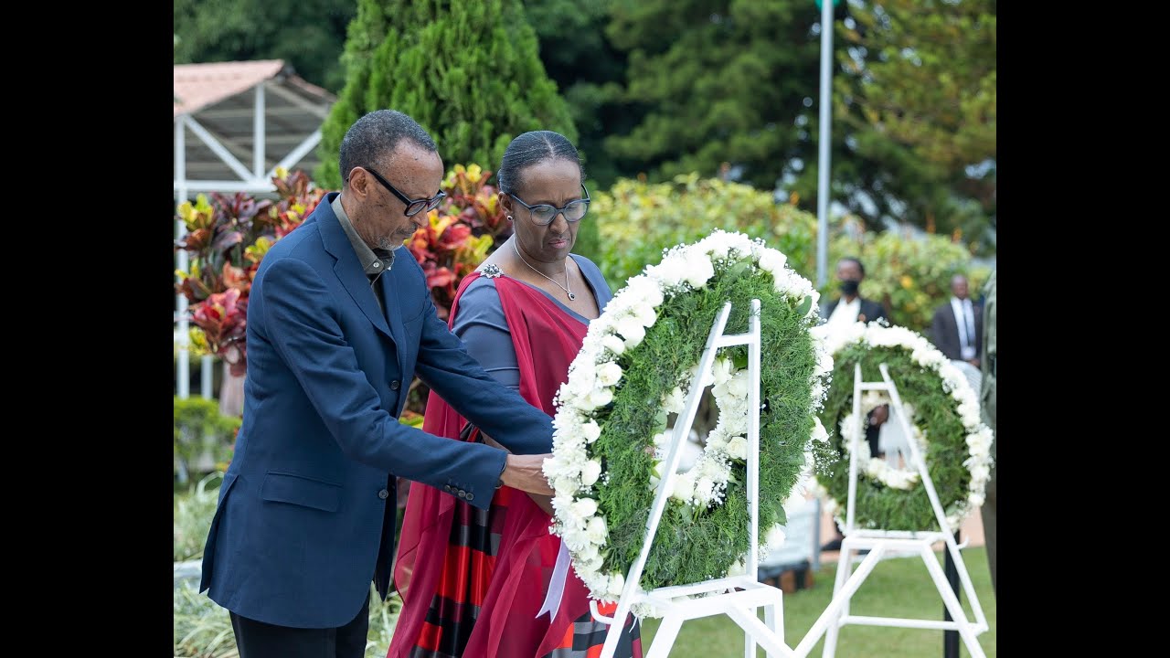 Perezida Kagame na Madamu Jeannette Kagame bunamiye Intwari z’Igihugu ...