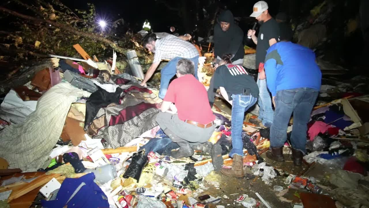 People rescued from tornado damage in Silver City, Mississippi - YouTube
