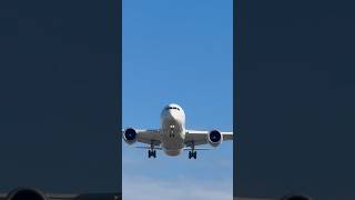 🇺🇸🛬STUNNING LOW PASS! 🤩 United 787 Drops Into 24R Like a Bullet!🔥#united #wingsandrunways