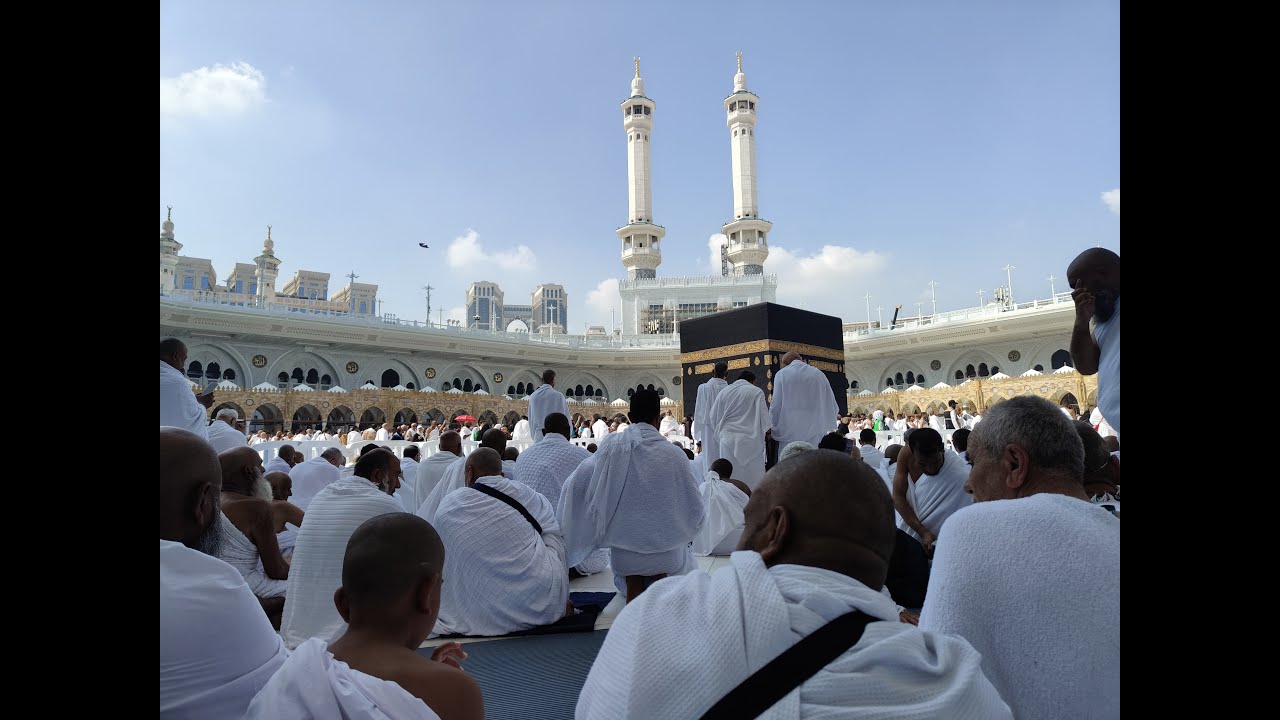 Kâbe'nin kapısı ve Makam-ı İbrahim yakınlarındayız. 1 Aralık 2025