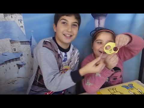 ფერადი ქვიშით ვაფერადებთ ნახატებს.