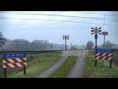 Spoorwegovergang Spankeren // Dutch railroad crossing