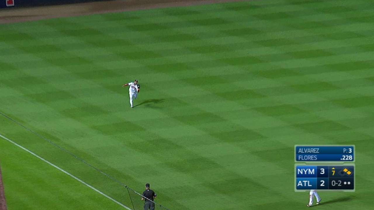 NYM@ATL: Bonifacio runs down fly ball to escape jam