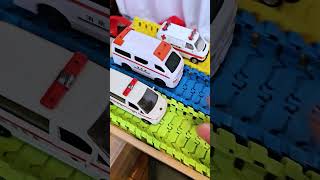 Ambulances Run on the color lane #救急車 #automobile #toys